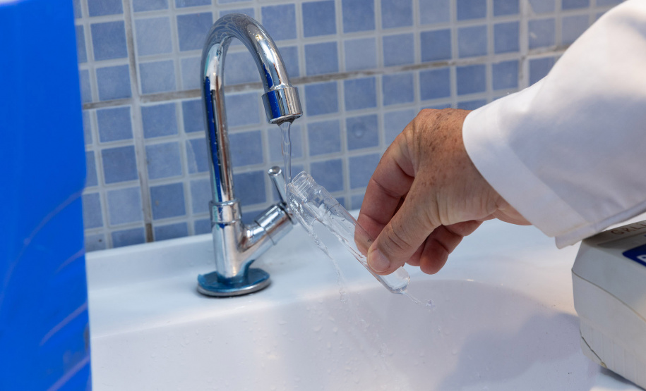 Água de caixa-d’água sem limpeza e sem uso no litoral apresenta contaminação por bactérias em análise laboratorial feita pela Sanepar