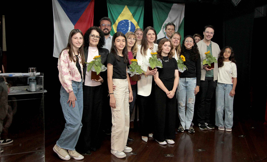 Alunos do CJAP recebem certificação internacional da República Tcheca
