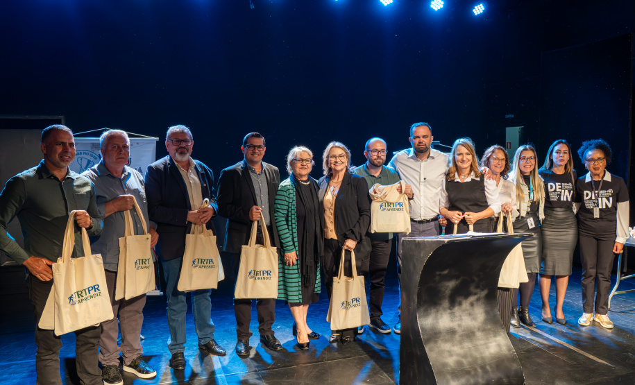 Seed-PR e TRT9 premiam finalistas do Concurso Estadual de Poesias S EED/TRT9/PCTIR de 2025