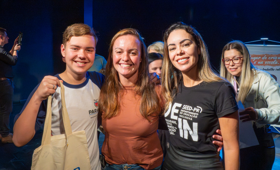 Seed-PR e TRT9 premiam finalistas do Concurso Estadual de Poesias S EED/TRT9/PCTIR de 2025