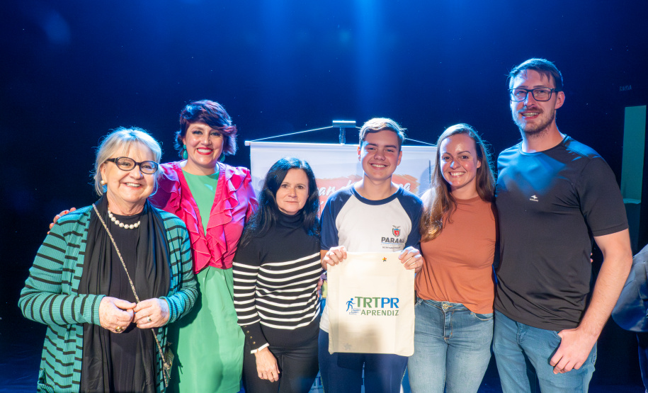 Seed-PR e TRT9 premiam finalistas do Concurso Estadual de Poesias S EED/TRT9/PCTIR de 2025