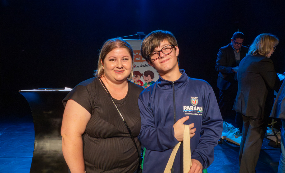 Seed-PR e TRT9 premiam finalistas do Concurso Estadual de Poesias S EED/TRT9/PCTIR de 2025