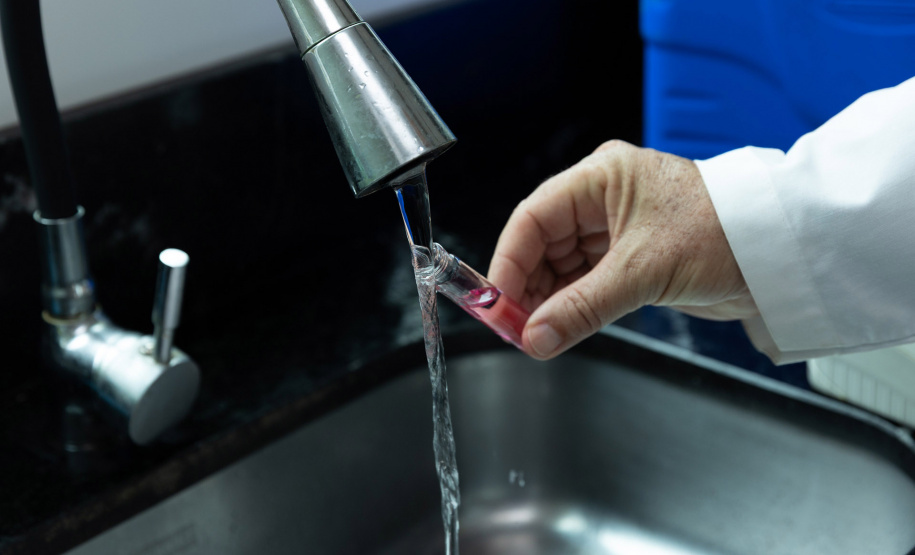 Água de caixa-d’água sem limpeza e sem uso no litoral apresenta contaminação por bactérias em análise laboratorial feita pela Sanepar