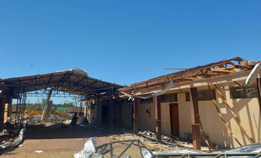 Tornado causa danos graves em duas escolas estaduais de Rio Bonito do Iguaçu