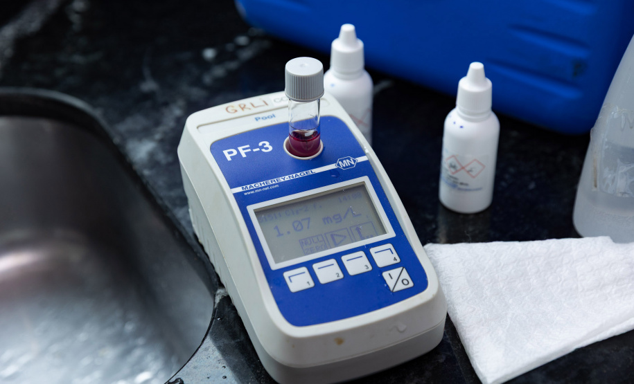 Água de caixa-d’água sem limpeza e sem uso no litoral apresenta contaminação por bactérias em análise laboratorial feita pela Sanepar