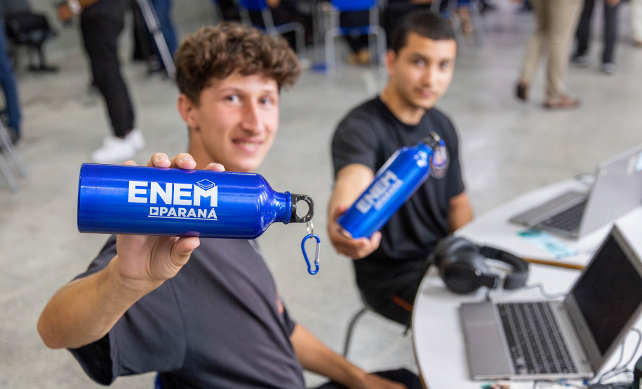 ENEM 2025: Mais de 195 mil estudantes do Paraná realizam a prova neste domingo