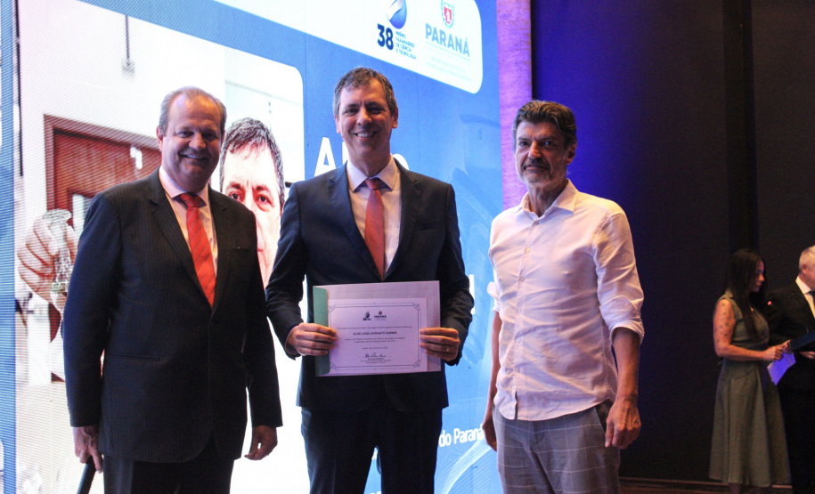 Estado premia iniciativas que promovem pesquisa, inovação e impacto social no Paraná