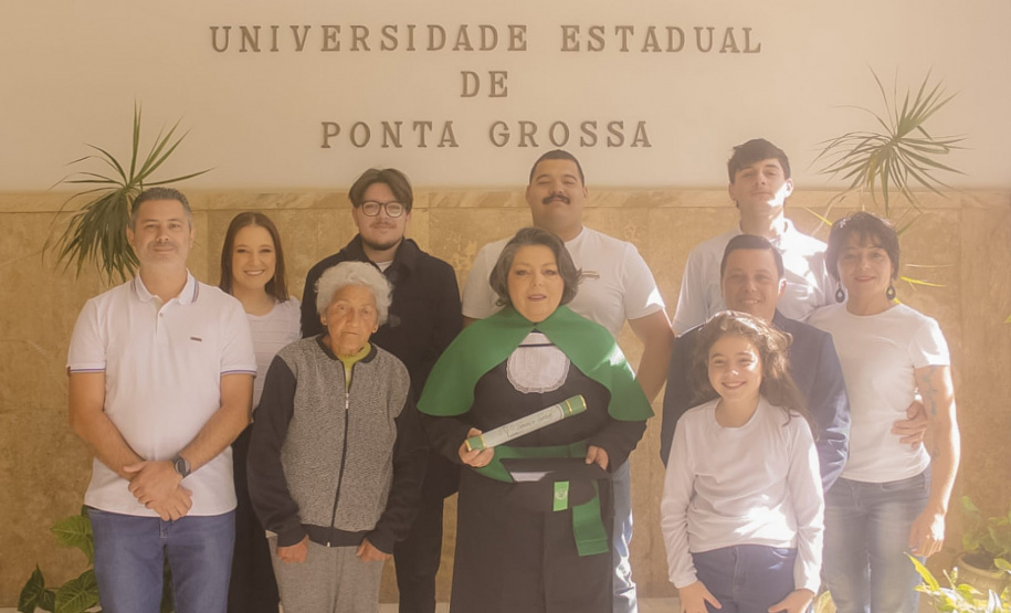UEPG - Aluna de 66 anos aprovada no TCC viraliza nas redes e dá exemplo de perseverança