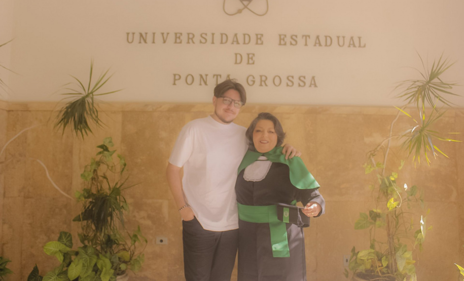 UEPG - Aluna de 66 anos aprovada no TCC viraliza nas redes e dá exemplo de perseverança