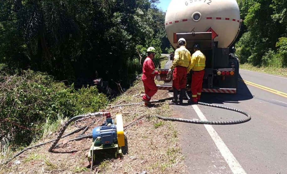 gás tombado na PR-182, para ilustrar aviso sobre segundo dia de trabalhos.