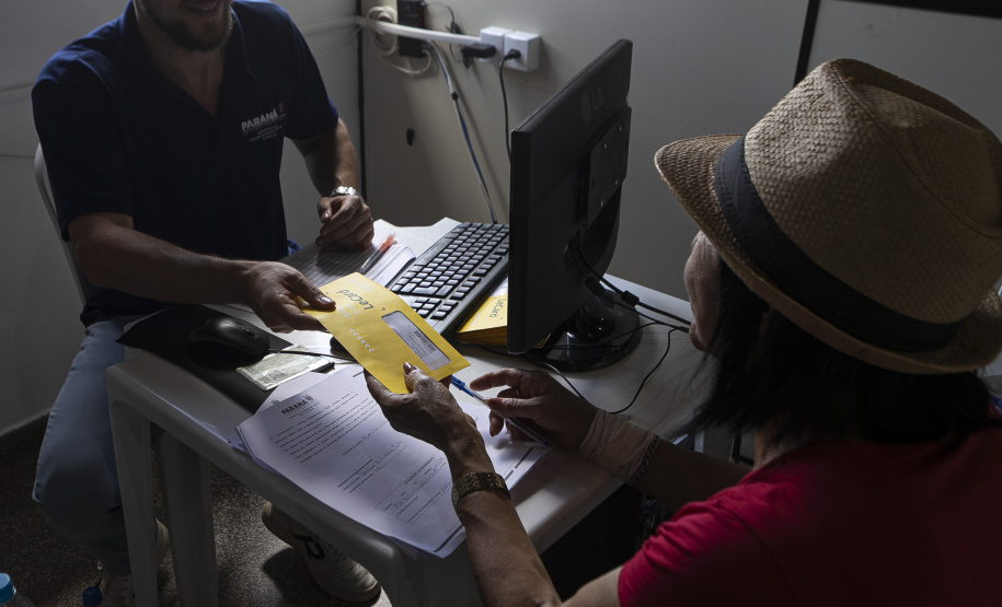 Estado entrega primeiros cartões de até R$ 50 mil para reconstrução de casas em Rio Bonito do Iguaçu