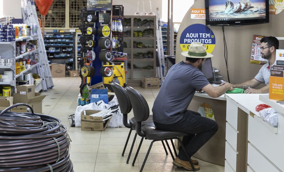 Estado entrega primeiros cartões de até R$ 50 mil para reconstrução de casas em Rio Bonito do Iguaçu