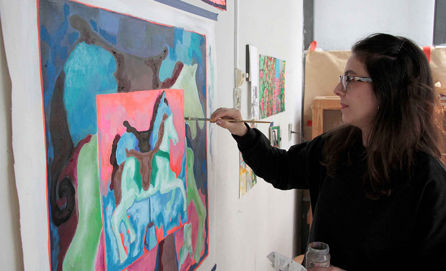 Entre o real e o fantástico: Laura Ridolfi é nova residente artística no Museu Casa Alfredo Andersen