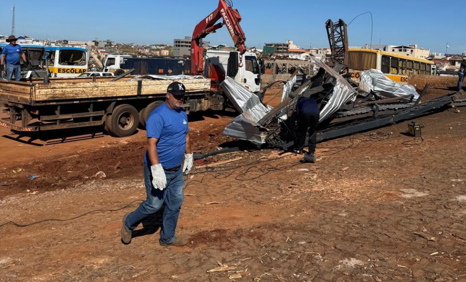Caminhões cedidos pelo Instituto Água e Terra (IAT) já estão atuando na reconstrução de Rio Bonito do Iguaçu