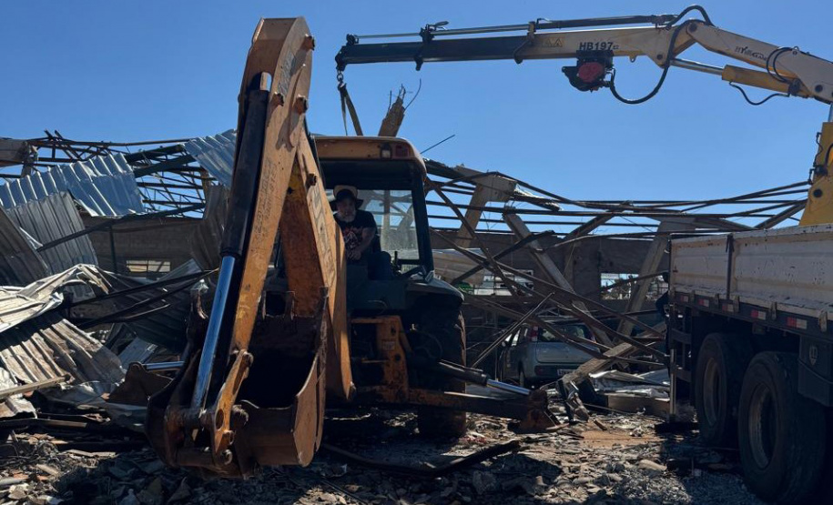 Caminhões cedidos pelo Instituto Água e Terra (IAT) já estão atuando na reconstrução de Rio Bonito do Iguaçu