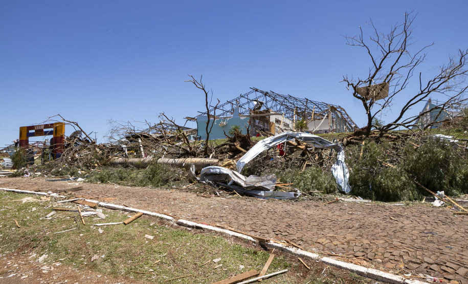 FUNDEPAR - Decreto estadual agiliza reconstrução de escolas e espaços públicos atingidos por tornado no Paraná