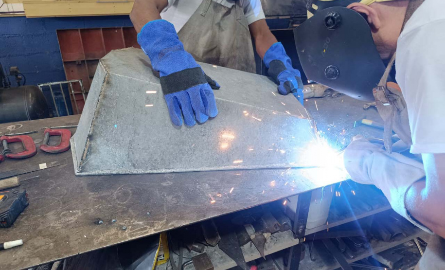 Oficina de serralheria do Complexo Penal de Piraquara produz carrinhos de mão para Rio Bonito do Iguaçu