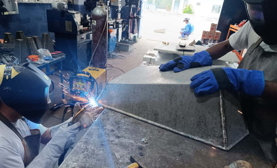 Oficina de serralheria do Complexo Penal de Piraquara produz carrinhos de mão para Rio Bonito do Iguaçu