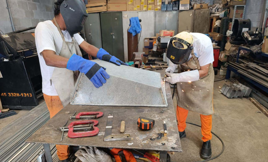 Oficina de serralheria do Complexo Penal de Piraquara produz carrinhos de mão para Rio Bonito do Iguaçu
