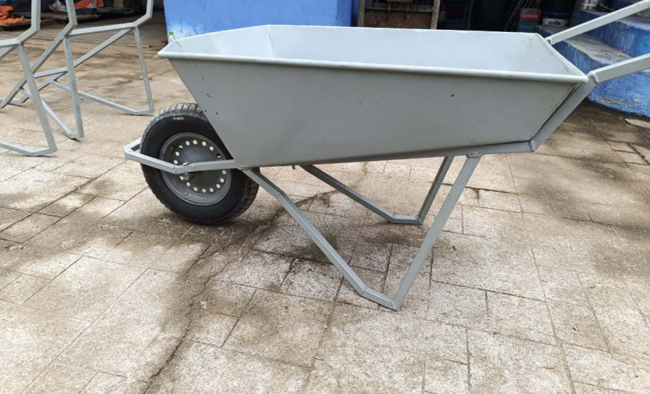 Oficina de serralheria do Complexo Penal de Piraquara produz carrinhos de mão para Rio Bonito do Iguaçu