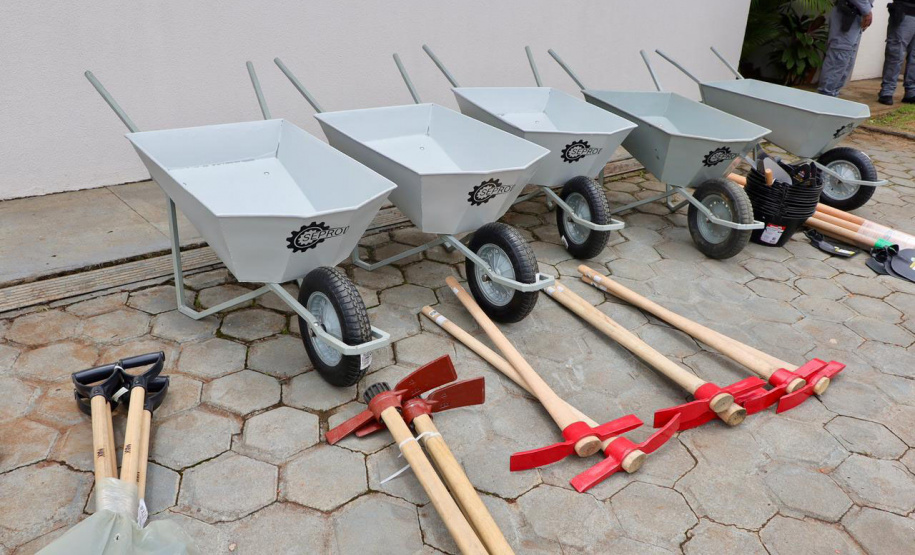 Carrinhos de mão produzidos por custodiados de Piraquara já estão sendo utilizados na reconstrução de Rio Bonito do Iguaçu