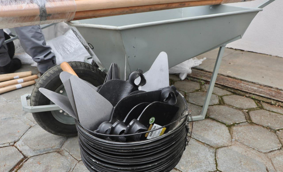 Carrinhos de mão produzidos por custodiados de Piraquara já estão sendo utilizados na reconstrução de Rio Bonito do Iguaçu