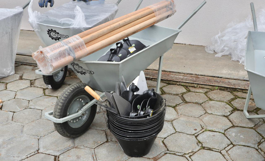 Carrinhos de mão produzidos por custodiados de Piraquara já estão sendo utilizados na reconstrução de Rio Bonito do Iguaçu