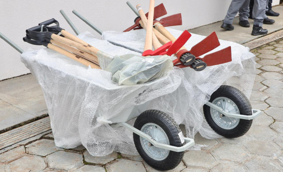 Carrinhos de mão produzidos por custodiados de Piraquara já estão sendo utilizados na reconstrução de Rio Bonito do Iguaçu