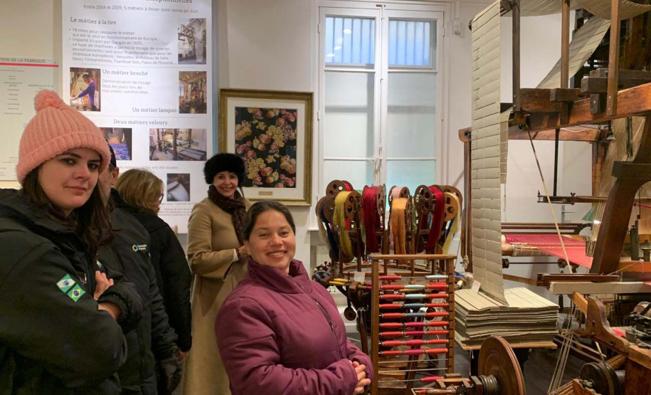 Sericicultoras do Paraná são destaque em três dias de imersão na Feira Silk in Lyon, na França