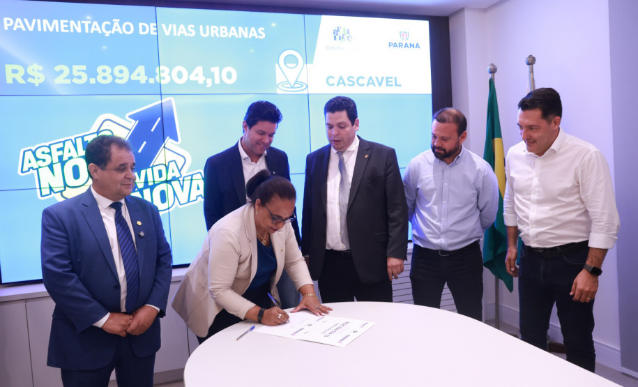 Governo autoriza mais R$ 145 milhões para pavimentações em todas as regiões do Estado