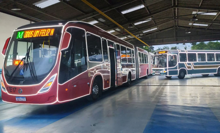 Ônibus com iluminação especial de Natal começam a circular na Região Metropolitana de Curitiba