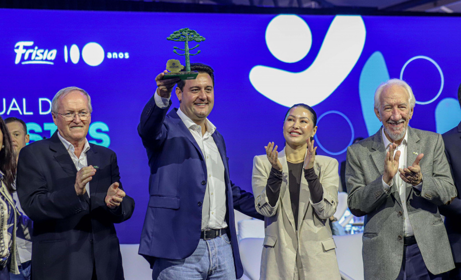 Ratinho Junior recebe Troféu Ocepar por contribuição ao cooperativismo paranaense