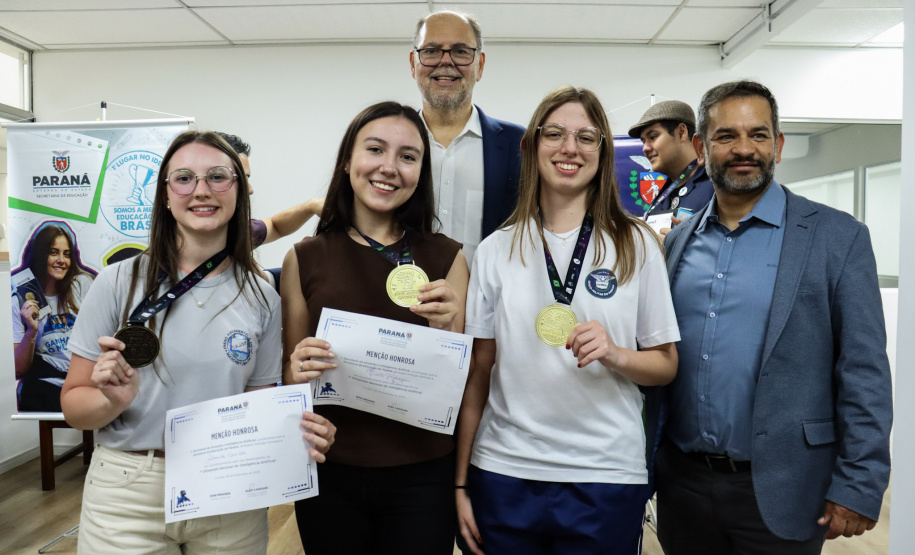 Alunos do Paraná recebem premiação da Olimpíada Nacional de Inteligência Artificial