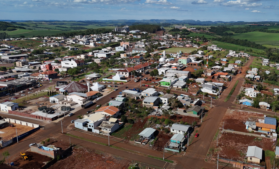 Estado começa a construir novas casas para as famílias mais afetadas pelo tornado em Rio Bonito do Iguaçu