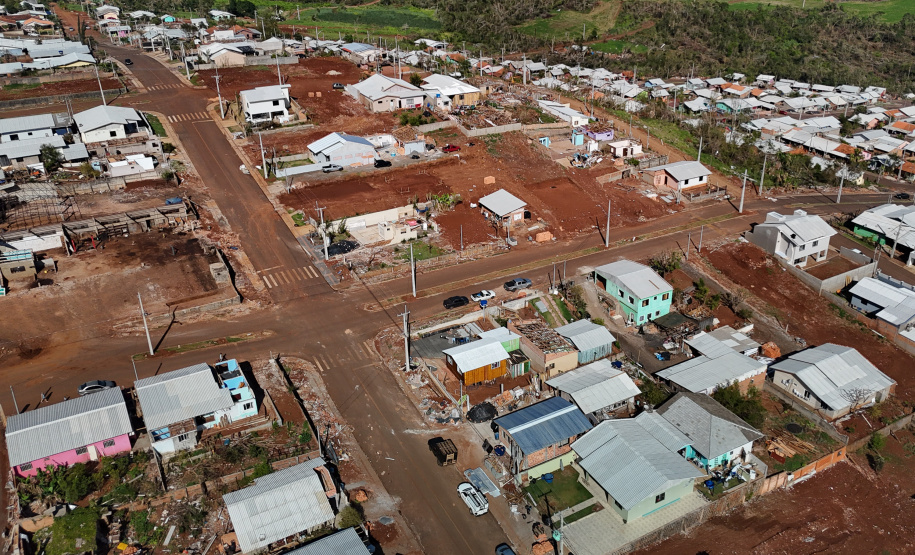 Estado começa a construir novas casas para as famílias mais afetadas pelo tornado em Rio Bonito do Iguaçu