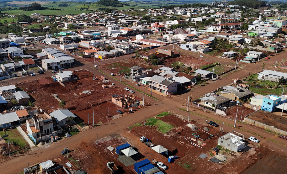 Estado começa a construir novas casas para as famílias mais afetadas pelo tornado em Rio Bonito do Iguaçu