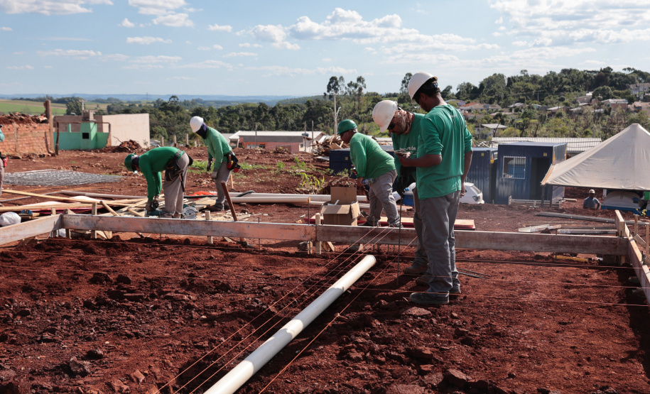 Estado começa a construir novas casas para as famílias mais afetadas pelo tornado em Rio Bonito do Iguaçu
