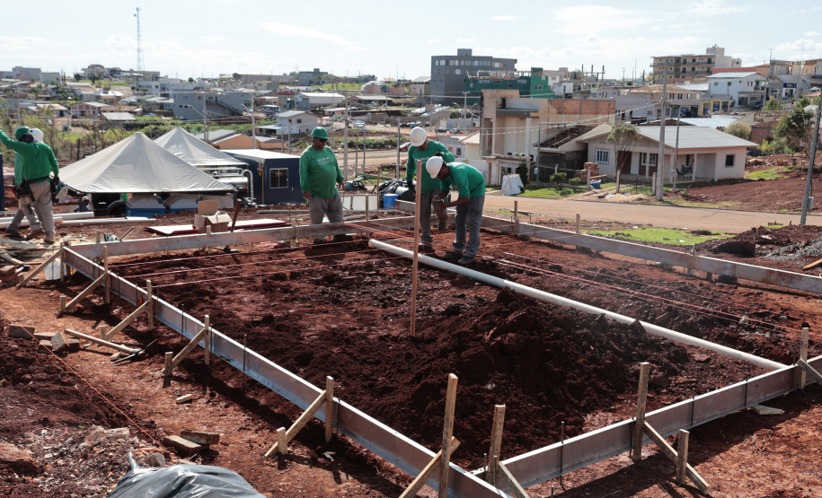 Estado começa a construir novas casas para as famílias mais afetadas pelo tornado em Rio Bonito do Iguaçu