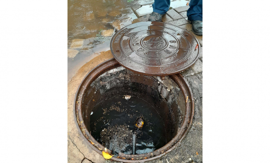 Projeto piloto da Sanepar usa monitoramento inteligente para evitar que o esgoto suba para as ruas