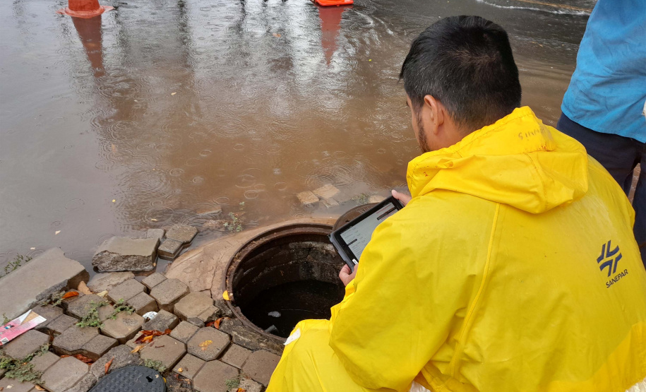 Projeto piloto da Sanepar usa monitoramento inteligente para evitar que o esgoto suba para as ruas