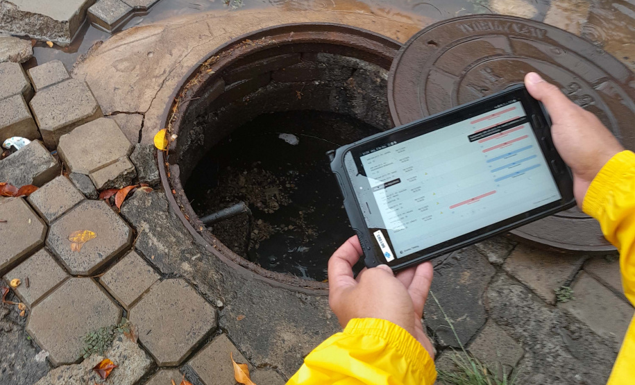 Projeto piloto da Sanepar usa monitoramento inteligente para evitar que o esgoto suba para as ruas