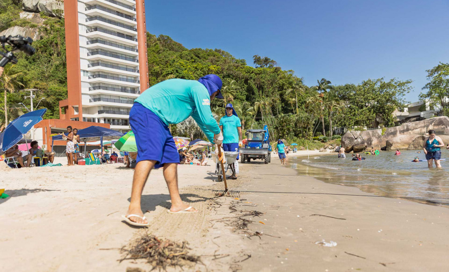 Em quatro dias, Sanepar já retirou 21 toneladas de lixo das praias do Paraná