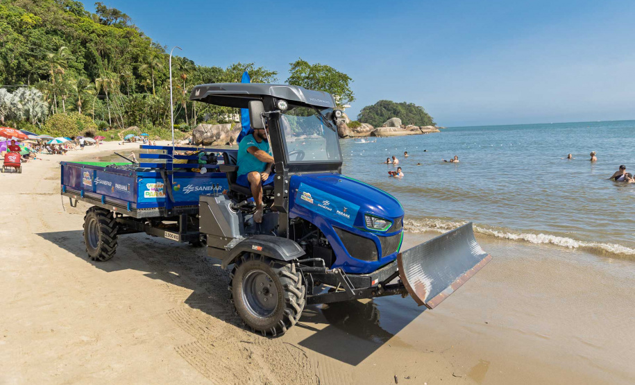 Em quatro dias, Sanepar já retirou 21 toneladas de lixo das praias do Paraná