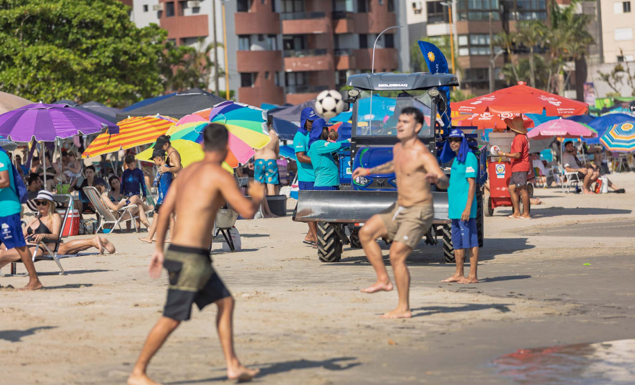 Em quatro dias, Sanepar já retirou 21 toneladas de lixo das praias do Paraná