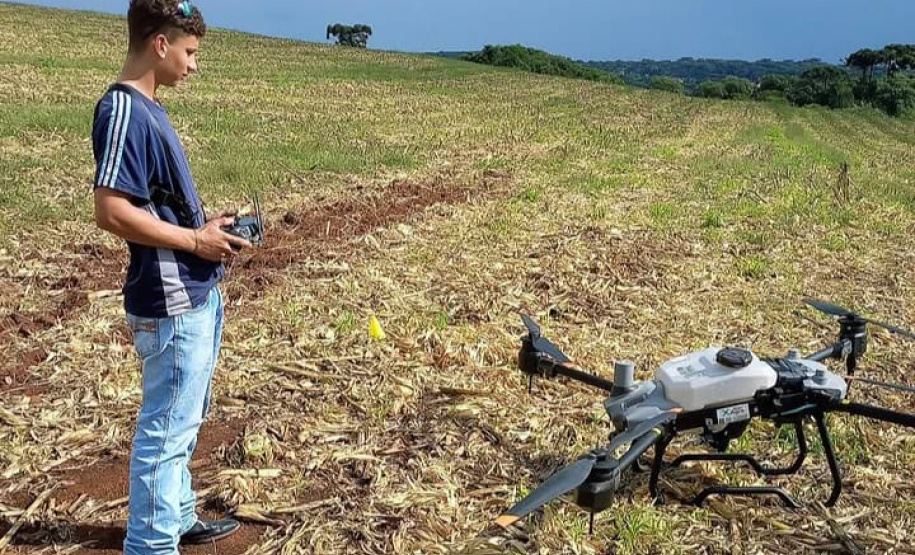 Investimento do Estado em drones impulsiona aprendizado nos colégios agrícolas do Paraná