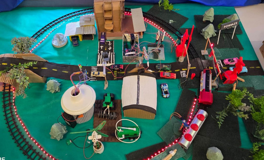 Alunos de Pinhais desenvolvem sistema inteligente de segurança na travessia de trilhos