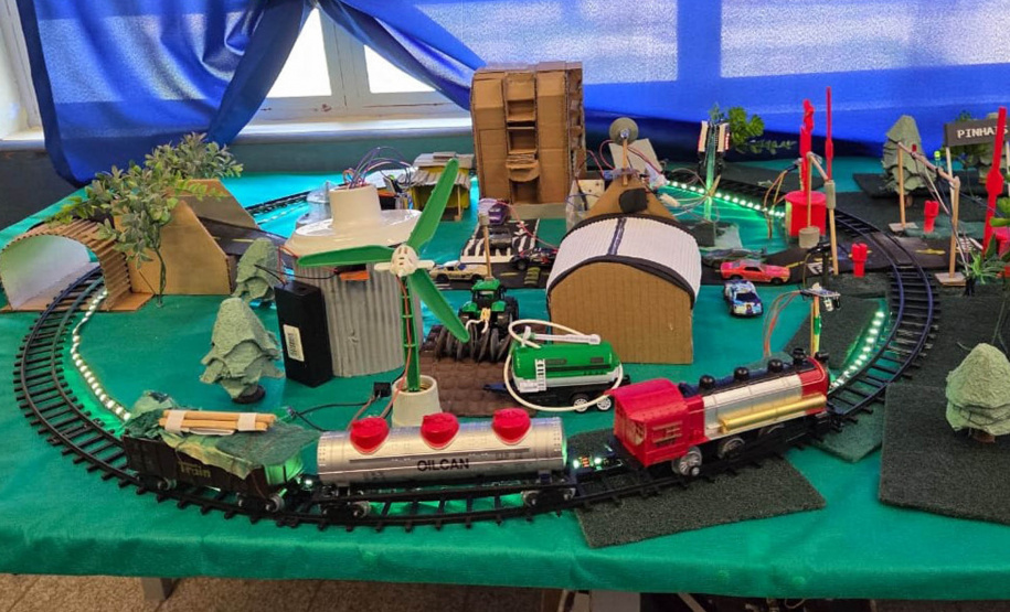 Alunos de Pinhais desenvolvem sistema inteligente de segurança na travessia de trilhos