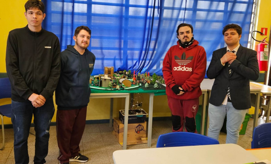 Alunos de Pinhais desenvolvem sistema inteligente de segurança na travessia de trilhos