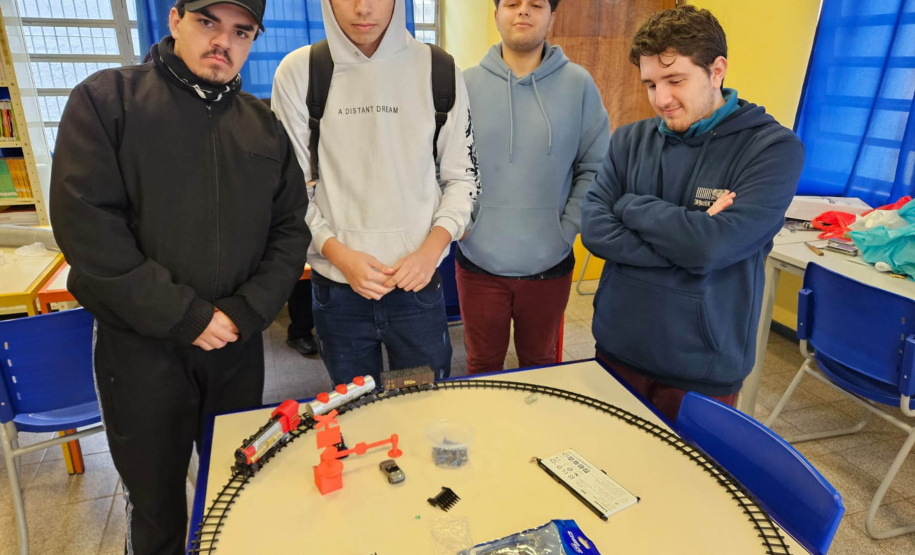 Alunos de Pinhais desenvolvem sistema inteligente de segurança na travessia de trilhos
