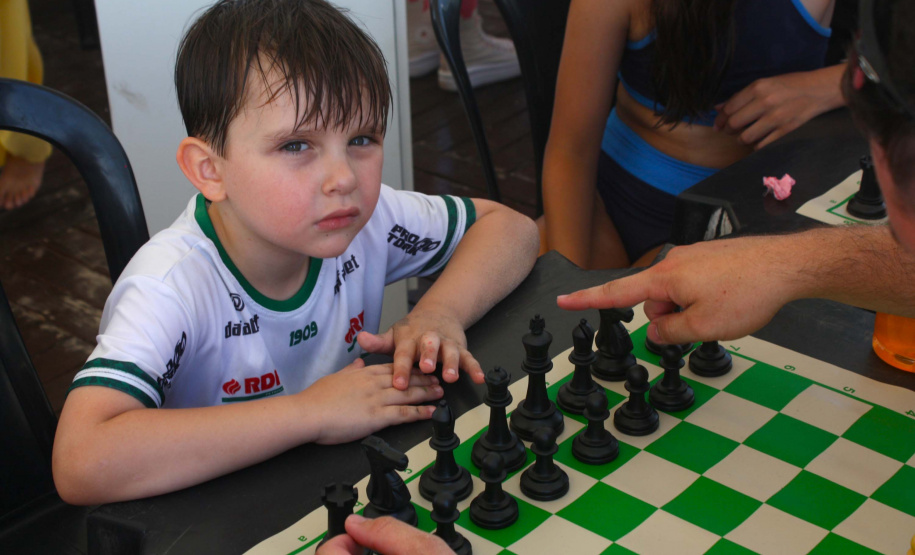 Universidades ampliam presença no Verão Maior Paraná com ações educativas no Litoral